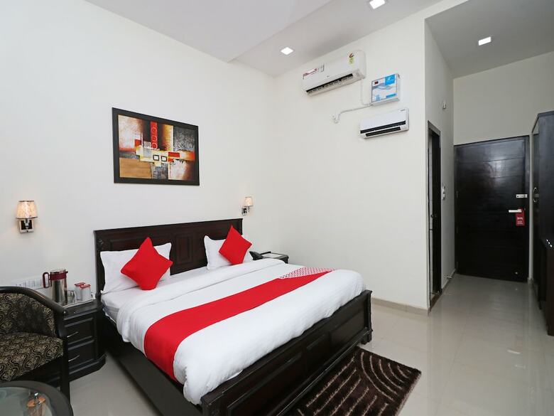 Oyo 11878 Hotel de Ds Plaza