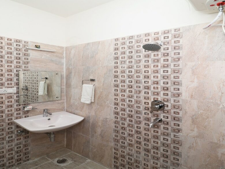 Oyo 13406 Hotel Golden Leaf