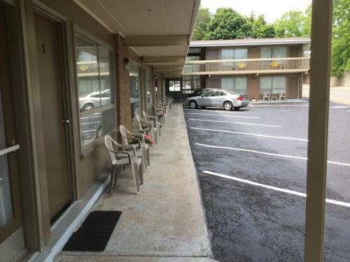 Parkway Motel