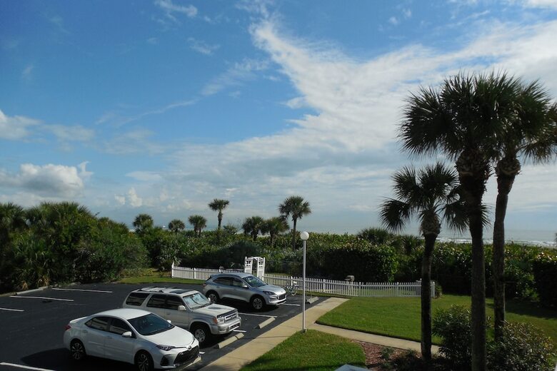Royal Mansions Resort