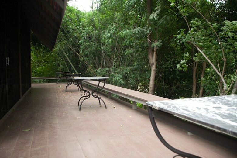 Hotel Middle Path Retreat