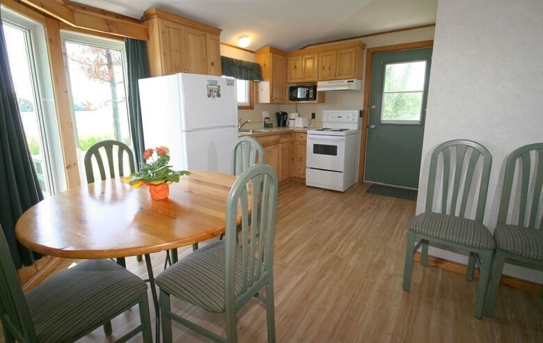 Elmhirst's Resort - On A Lake