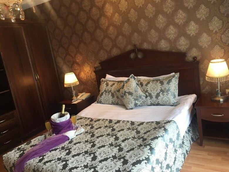 Club Rose Bay Hotel