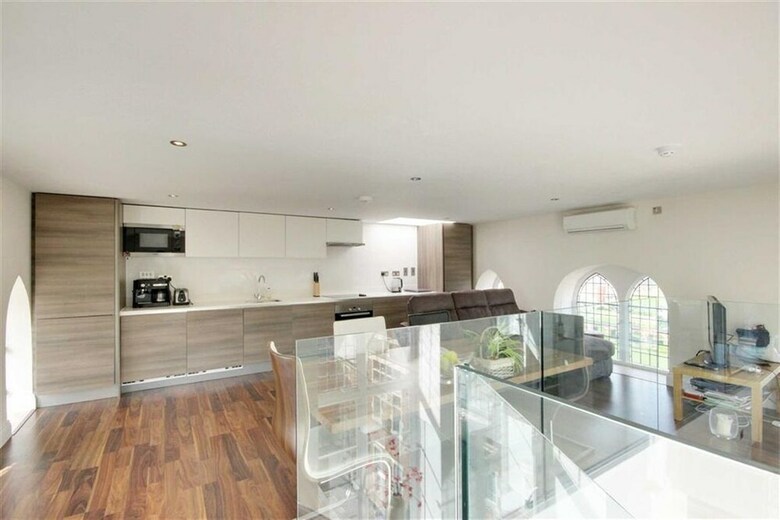 Luxury Apartment 20 Min. From London