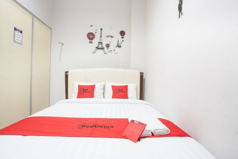 Hotel Reddoorz Near Taman Flora