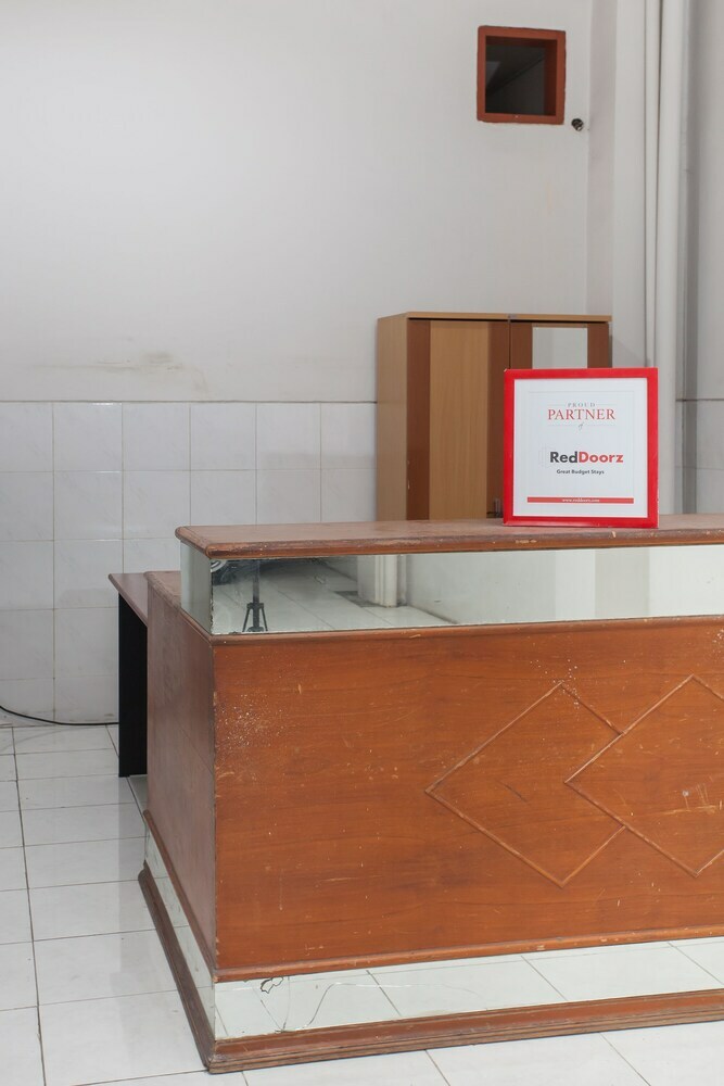 Hotel Reddoorz Near Taman Flora