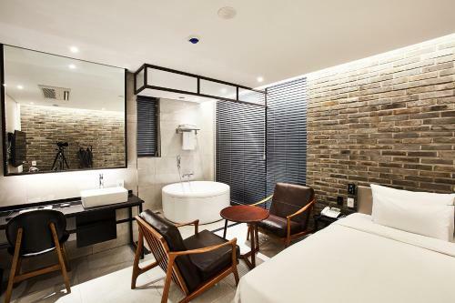 Hotel Wanted