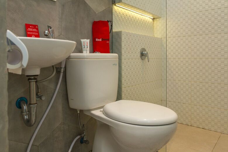 Hotel Reddoorz Premium @ Moh Toha