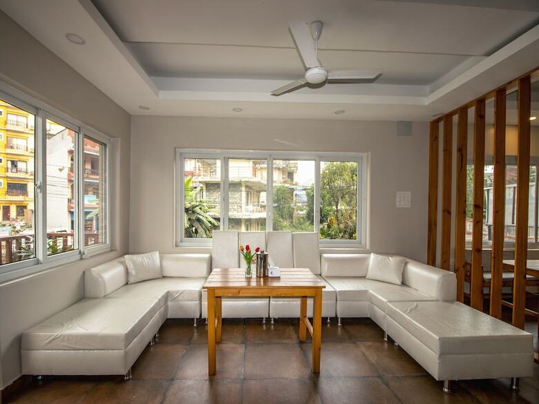 Hotel Oyo 254 White House In