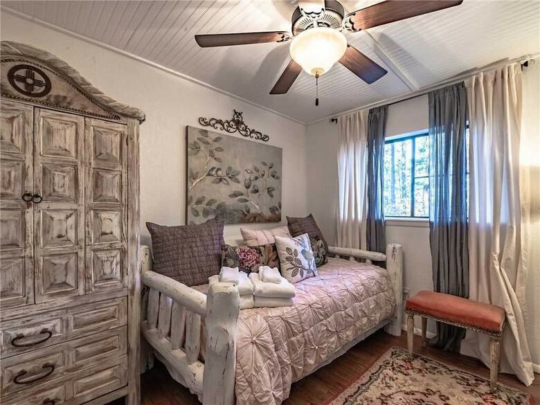 Bella Luna Cottage - Three Bedroom Cabin
