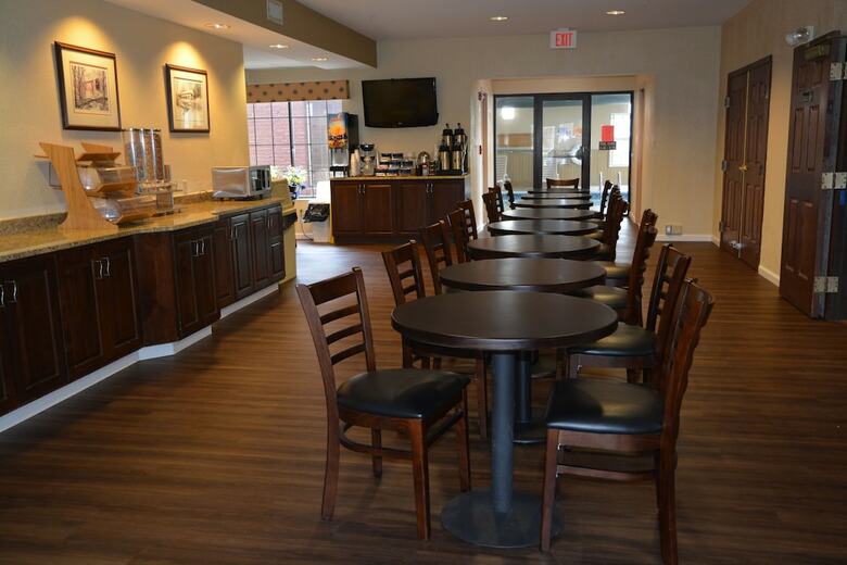 Hotel Countryside Inn & Suites