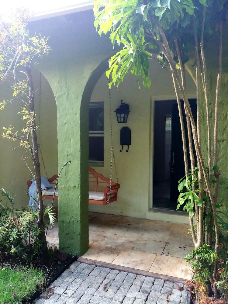 Cottage With Luxury Pool Near Beach