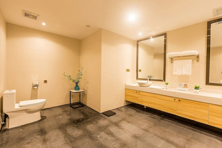 Q Hotel