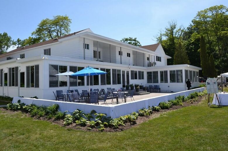 Apartamento Buzz's Lakeside Inn