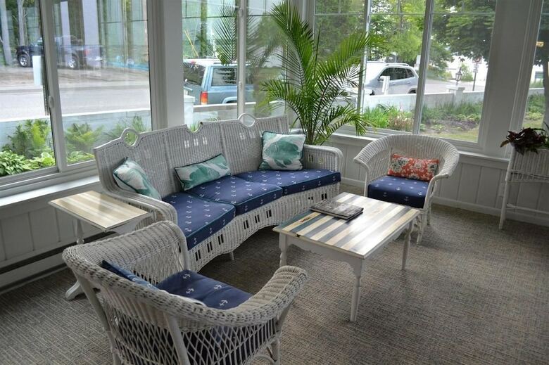 Apartamento Buzz's Lakeside Inn