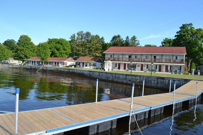 Apartamento Buzz's Lakeside Inn