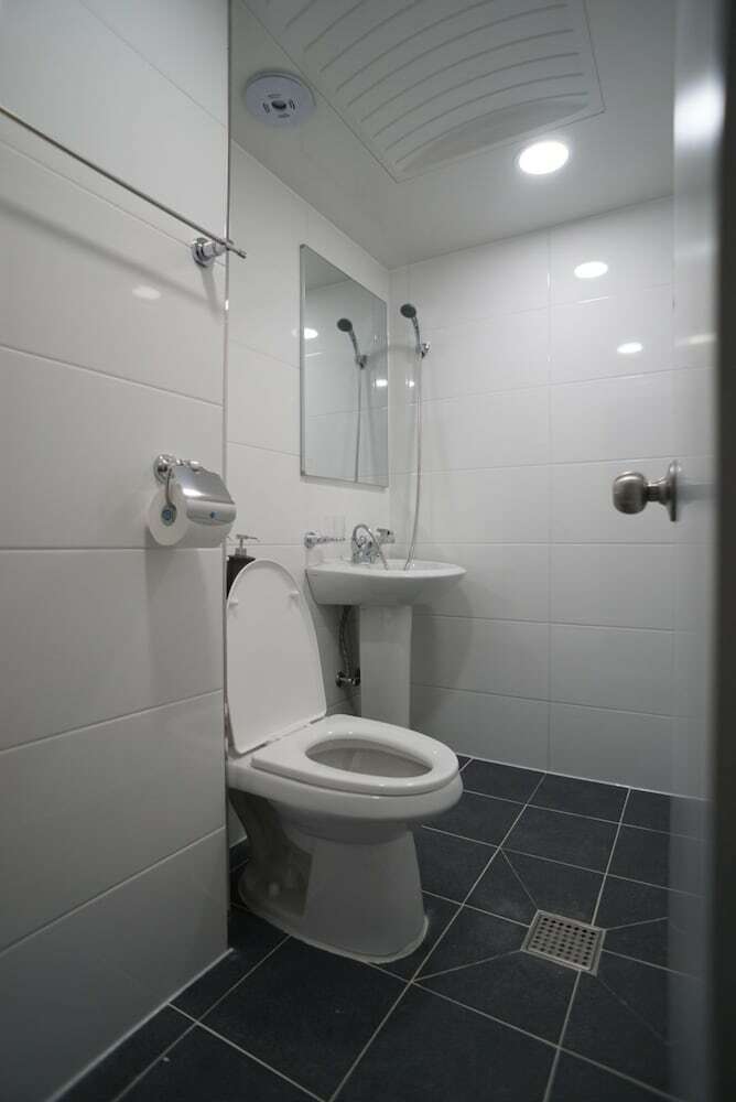 Hostal Yh Guesthouse - Hostel
