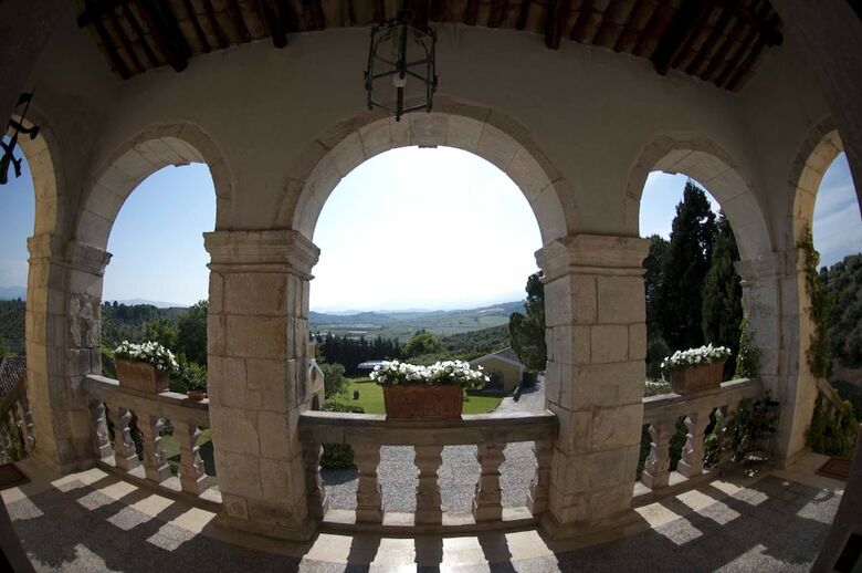 Agroturismo Castello Di Serragiumenta
