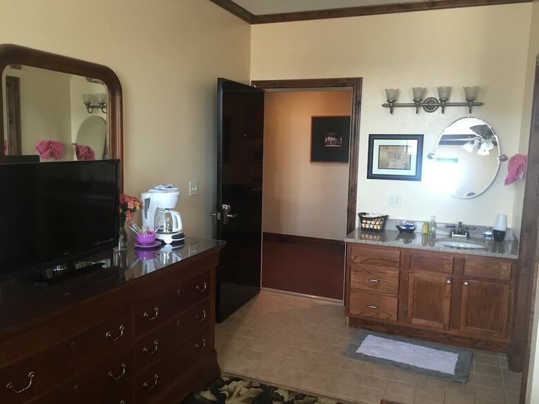 Hotel Caldwell Messenger Suites
