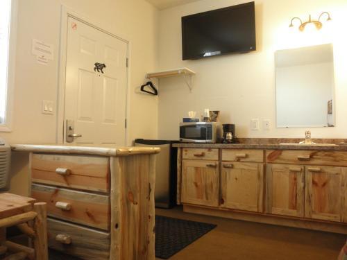 Motel Bear's Den Lodge