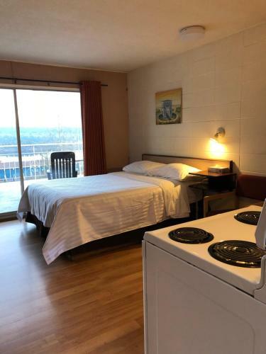 Holiday House Motel