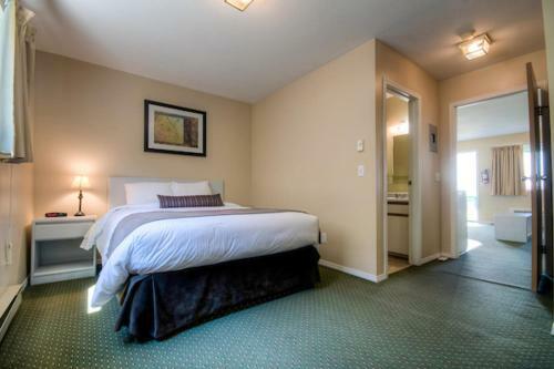 Creston Hotel & Suites