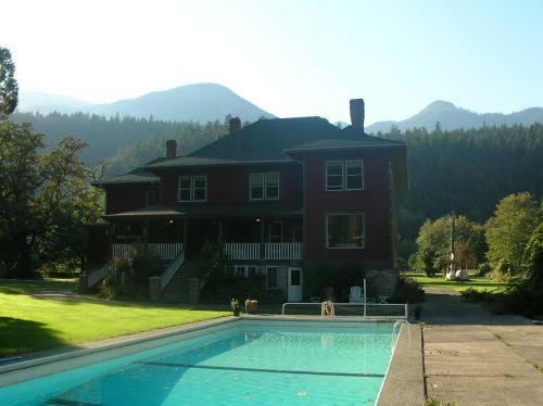 Sasquatch Crossing Eco Lodge B&B