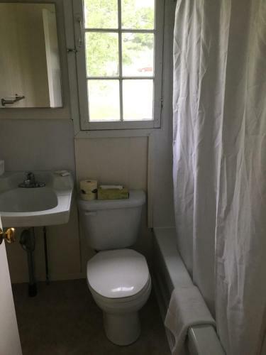 Colonial Bay Motel