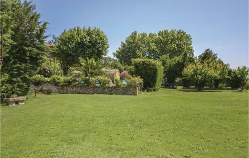Eight-bedroom Holiday Home In Caderousse