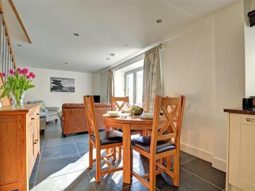 Cosy Home In Cornwall With A Sunny Garden