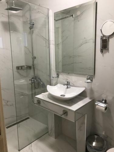 Leonidas Studio Apartments