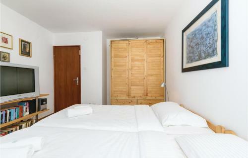 Three-bedroom Holiday Home In Donji Zvecaj