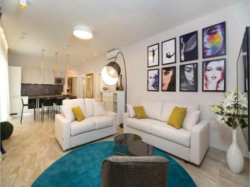 Two-bedroom Holiday Home In Loviste