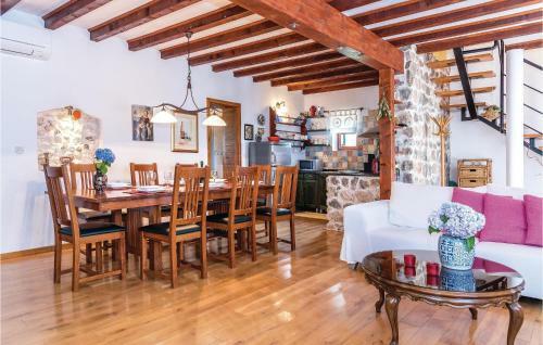 Three-bedroom Holiday Home In Lozovac