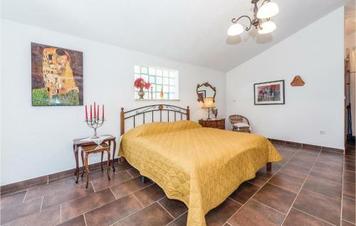 Three-bedroom Holiday Home In Lozovac