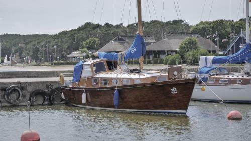 "om" Yacht