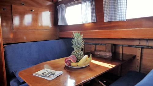 "om" Yacht