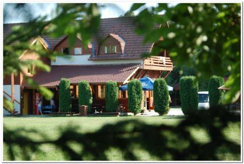 Hostal Zetavar Panzi� �s Kemping