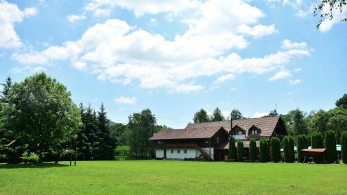 Hostal Zetavar Panzi� �s Kemping