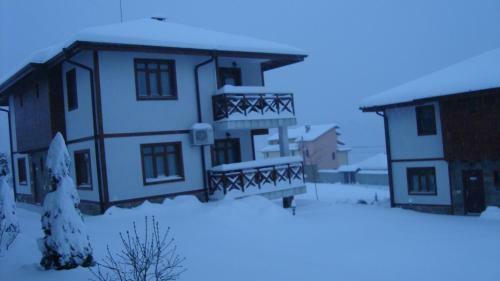 Apartamentos Guest House Ivanini Houses