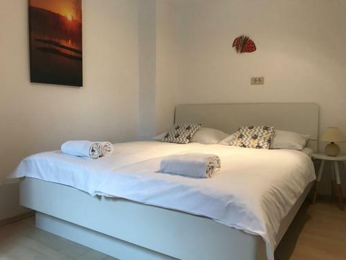 Lodge Apartments Artemus Karliva