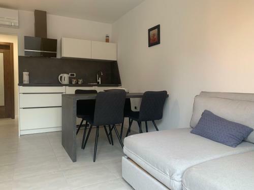 Lodge Apartments Artemus Karliva