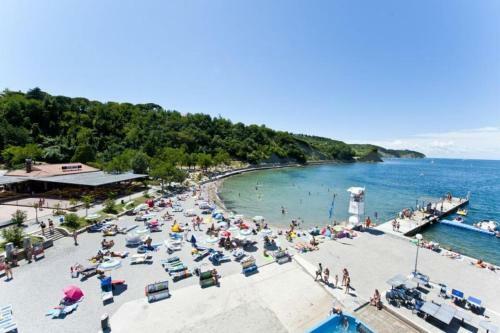 Lodge Apartments Artemus Karliva
