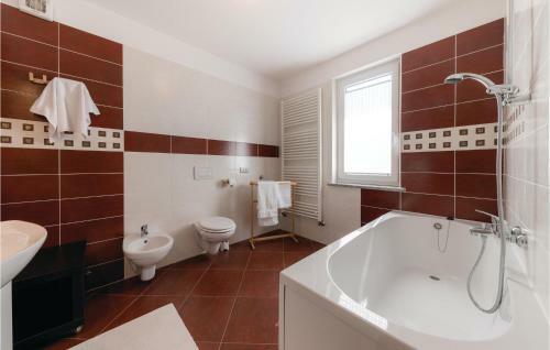 Three-bedroom Holiday Home In Hrvatini