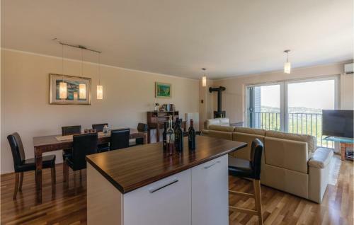 Three-bedroom Holiday Home In Hrvatini