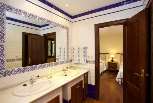Goian Villa Sleeps 10 Pool