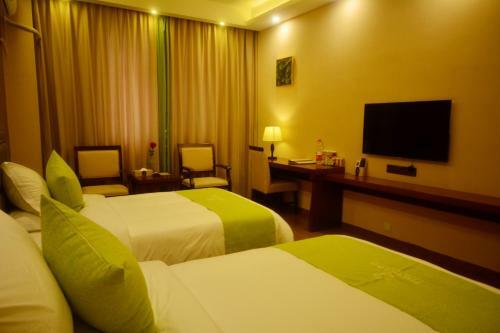 Jinggu Fang Ting Holiday Hotel