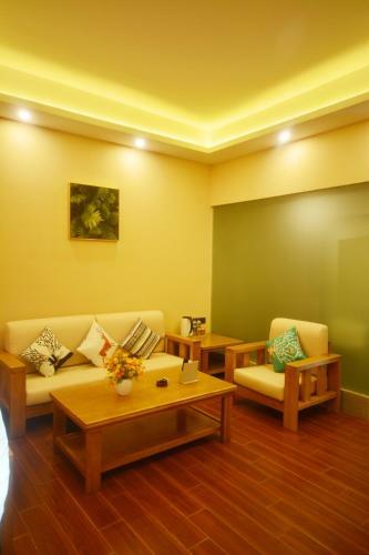Jinggu Fang Ting Holiday Hotel
