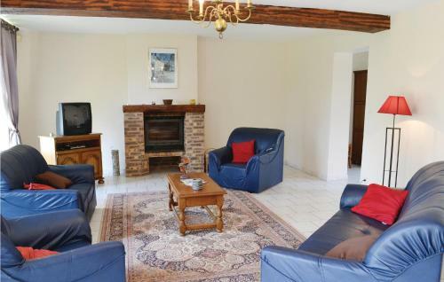 Three-bedroom Holiday Home In Chigny
