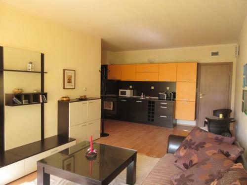 Eliza Apartment Sequoia